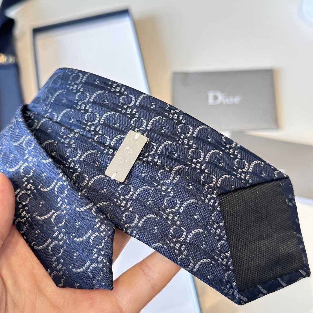 💰85👏dior家新款领带 👔👔Dior男士，稀有😻😻展现精湛手工与时尚优雅的理想选择，这款采用DO家最经典极具标志性LOGO提花制成的领带，以同色调手法演绎的更显雅致风范。让男士可以充分展示自己个性。100%顶级手工定制‼️