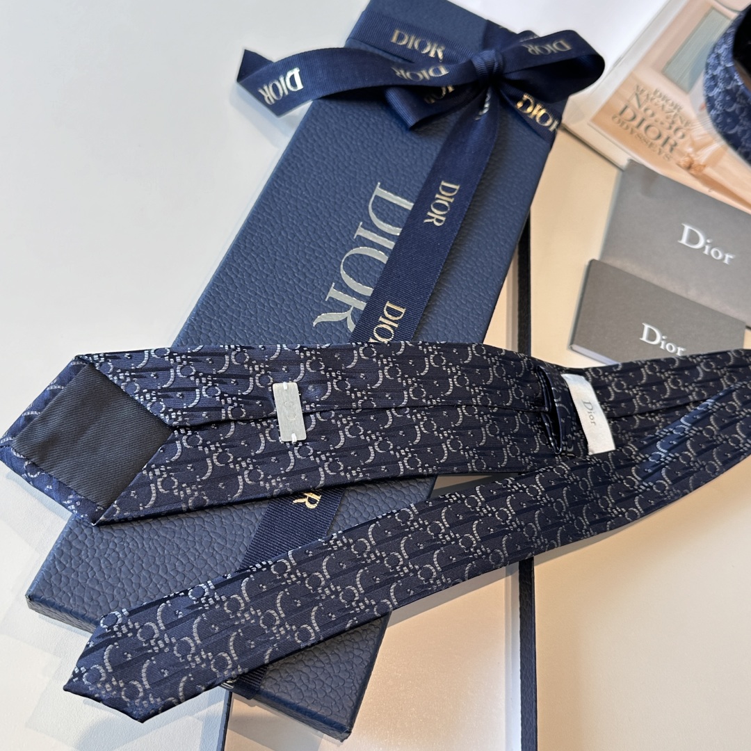 💰85👏dior家新款领带 👔👔Dior男士，稀有😻😻展现精湛手工与时尚优雅的理想选择，这款采用DO家最经典极具标志性LOGO提花制成的领带，以同色调手法演绎的更显雅致风范。让男士可以充分展示自己个性。100%顶级手工定制‼️