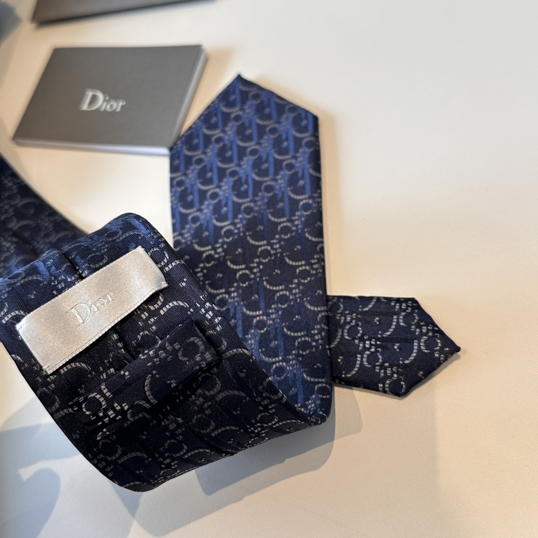 💰85👏dior家新款领带 👔👔Dior男士，稀有😻😻展现精湛手工与时尚优雅的理想选择，这款采用DO家最经典极具标志性LOGO提花制成的领带，以同色调手法演绎的更显雅致风范。让男士可以充分展示自己个性。100%顶级手工定制‼️