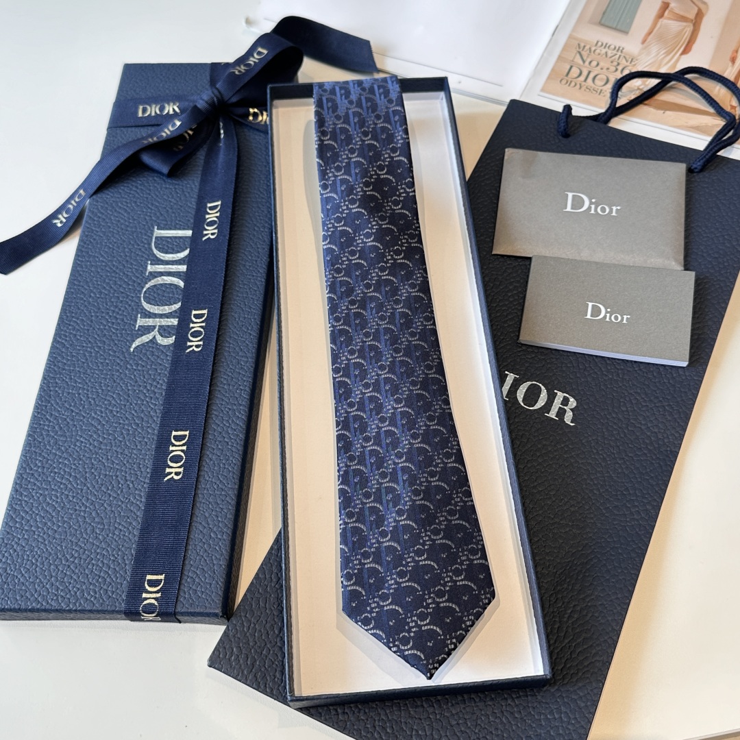 💰85👏dior家新款领带 👔👔Dior男士，稀有😻😻展现精湛手工与时尚优雅的理想选择，这款采用DO家最经典极具标志性LOGO提花制成的领带，以同色调手法演绎的更显雅致风范。让男士可以充分展示自己个性。100%顶级手工定制‼️