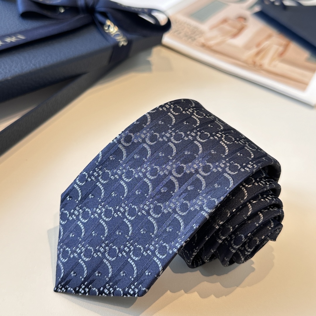 💰85👏dior家新款领带 👔👔Dior男士，稀有😻😻展现精湛手工与时尚优雅的理想选择，这款采用DO家最经典极具标志性LOGO提花制成的领带，以同色调手法演绎的更显雅致风范。让男士可以充分展示自己个性。100%顶级手工定制‼️