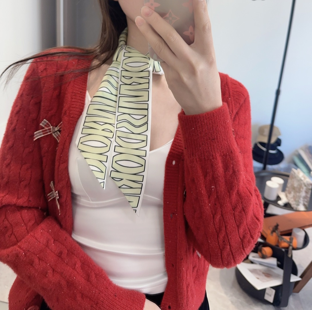 NO:378845,Dior twilly scarf, Miss has a classic style, slender shape, sharp corner design at both ends, and a bar pattern of CHRISTIAN DIOR logo on the back. The upper body effect is very good!  It’s so perfect if you just match it casually!  Streamers have super multi-purpose scarves, headbands, bag accessories, belts... etc., so on, super easy to control. Summer clothes, winter bags, top silk shine, super strong and exquisite. This is really something you must buy [6X105cm, silk double-layer double-sided] scarves, streamers, hair tie, dior, dior, real silk19860909Dior迪奥twilly丝巾,Miss 款式经典,造型修长,两端尖角设计,背面饰以对比鲜明的CHRISTIAN DIOR标志条形图案. 上身效果非常赞！随意一搭就是那么完美！飘带有超多用途领巾、发带、包包配饰、腰带.....等等等等,超好驾驭 夏季配衣服 冬季配包包 顶级真丝光泽感超级强 精美无比 ,这款真的是一定要入手的【6X105cm,真丝双层双面】丝巾,飘带，发束,dior,dior,real silk,accessory