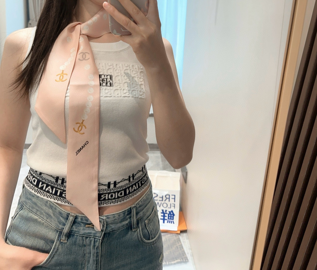 NO:378791,Two colors spot little pearls, the same style in the counter!  Chanel hairband/streamer style!  It can be used as a small scarf, tied hair, tied with handbags, tied to wrist decoration!  Multifunctional matching is available for you!  Double-sided twill silk!  Specification 6*!  Silk scarf, streamer, hair tie, chanel, real silk19860909两色现货小珍珠 专柜同款！香奈儿束发带/飘带款！可当小围巾,绑头发,绑手袋,绑在手腕装饰！多功能随便你搭配！双面斜纹真丝！规格6*！丝巾,飘带，发束,chanel,real silk,accessory