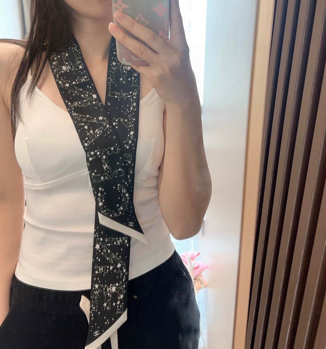 NO:378802,Chanel Twilly little silk scarf is here, Chanel cartoon letters are a real cute little, everyone has three hands to see, I don’t stop them. N hasn’t seen such a beautiful twilly for a long time. It’s really fragrant, it’s a must-have artifact for concave shapes. The number is not a lot. It won’t always be useful, tied hair, tied bags, etc.... Unique, it’s better not to be missing. Material: Twill silk Size/6cm scarf, streamers, hair tied, chanel, chanel, real silk19860909香奈儿Twilly小丝巾来了,Chanel 卡通字母 名副其实的小可爱, 人手三条闭眼收,我都不拦着 N久都没有见过这么好看的twilly 真的是真香本香了,凹造型必备神器 数量不是很多.也不会一直有 实用率贼高,绑头发,绑包包,等等等等… 独一无二,宁缺毋 材质:斜纹真丝 尺寸/6cm丝巾,飘带，发束,chanel,chanel,real silk,accessory