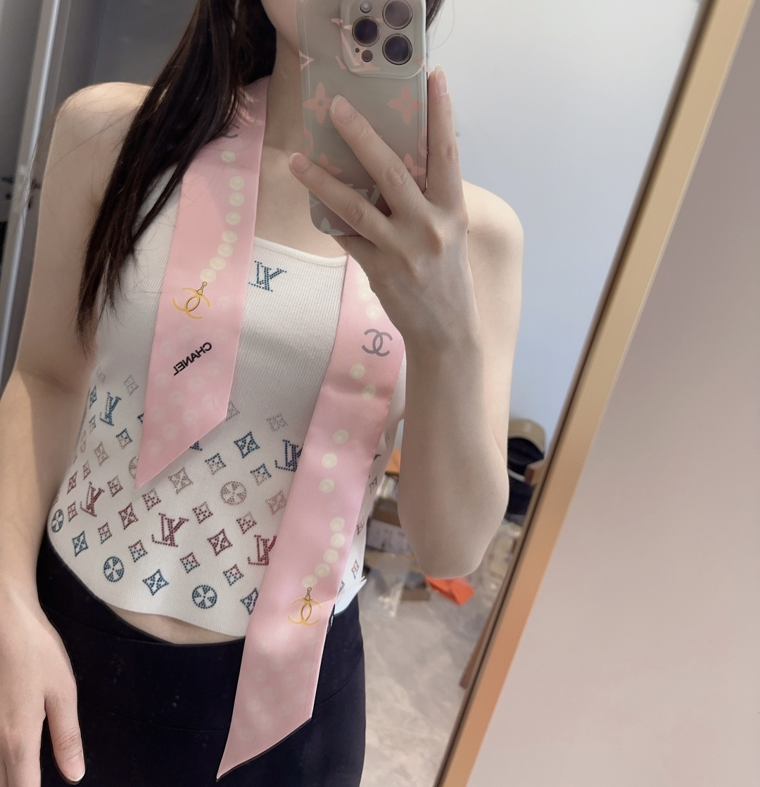 NO:378836,High-quality dark pattern little pearls, same style for counter!  Chanel hairband/streamer style!  It can be used as a small scarf, tied hair, tied with handbags, tied to wrist decoration!  Multifunctional matching is available for you!  Double-sided twill silk!  Specification 6*!  Silk scarf, streamer, hair tie, chanel, real silk19860909高品质暗纹小珍珠 专柜同款！香奈儿束发带/飘带款！可当小围巾,绑头发,绑手袋,绑在手腕装饰！多功能随便你搭配！双面斜纹真丝！规格6*！丝巾,飘带，发束,chanel,real silk,accessory