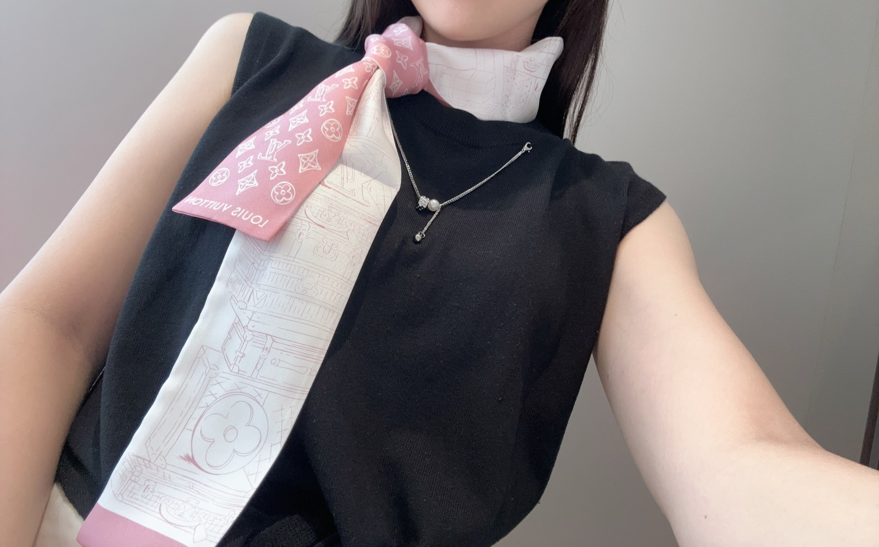 NO:378857,The latest counter models are exclusive in stock. Quality assurance. LV multi-functional small ribbon. It can be used as a hairband, wristband, belt, belt, etc.... It is especially practical. There is no twilly small ribbon nowadays. I feel embarrassed to take a bag and go out. [Laughing] I have so many small ribbons that I have so popular recently. Just look at the street photography and you will know that there is always one of the many styles in our house that suits you!  Silk twill scarf, streamer, hair tie, louis vuitton, real silk19860909最新专柜款独家现货 品质保证 LV多功能小丝带 可以当束发带、腕带、腰带、包带等…特别实用 这年头没有一条twilly小丝带都不好意思拿包出门[偷笑]最近小丝带多热门看看街拍就知道 我们家这么多款式总有一款适合你！真丝斜纹丝巾,飘带，发束,louis vuitton,real silk,accessory