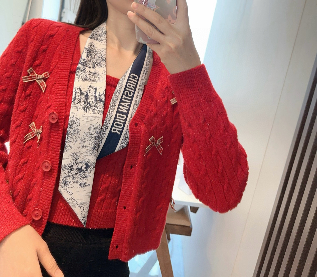 NO:378862,This Mitzah scarf is made from white and navy blue mulberry twill fabric, decorated with Scottish Joui prints by Pietro Ruffo, presenting Scottish folklore with classic animals, historical symbols and castles, capturing the essence of the inspiration for this collection. Classic style, slender shape, sharp corners at both ends and contrasting Christian Dior logo jacquard strips on the back. It can be tied to the neck, hair, wrist or handbag to add the finishing touch to a variety of fashionable looks, and can also be matched with other Scottish Joui prints. White and navy blue Scottish Joui prints with contrasting Christian Dior logo jacquard strips on the back  Mulberry silk scarf, streamer, hair tie, dior19860909这款 Mitzah 丝巾采用白色和海军蓝色桑蚕丝斜纹面料精心制作,饰以彼得罗·鲁福 (Pietro Ruffo) 设计的苏格兰茹伊印花图案,以经典动物、历史符号和城堡呈现苏格兰民间传说,捕捉本系列灵感的精髓.款式经典,造型修长,两端尖角设计,背面饰以对比鲜明的 Christian Dior 标志提花条形图案.可系在颈部、头发上、手腕或手袋上,为各式时尚造型增添点睛之笔,亦可与其他苏格兰茹伊印花单品搭配. 白色和海军蓝色苏格兰茹伊印花图案 背面饰以对比鲜明的 Christian Dior 标志提花条形图案 两端尖角设计 桑蚕丝丝巾,飘带，发束,dior,accessory