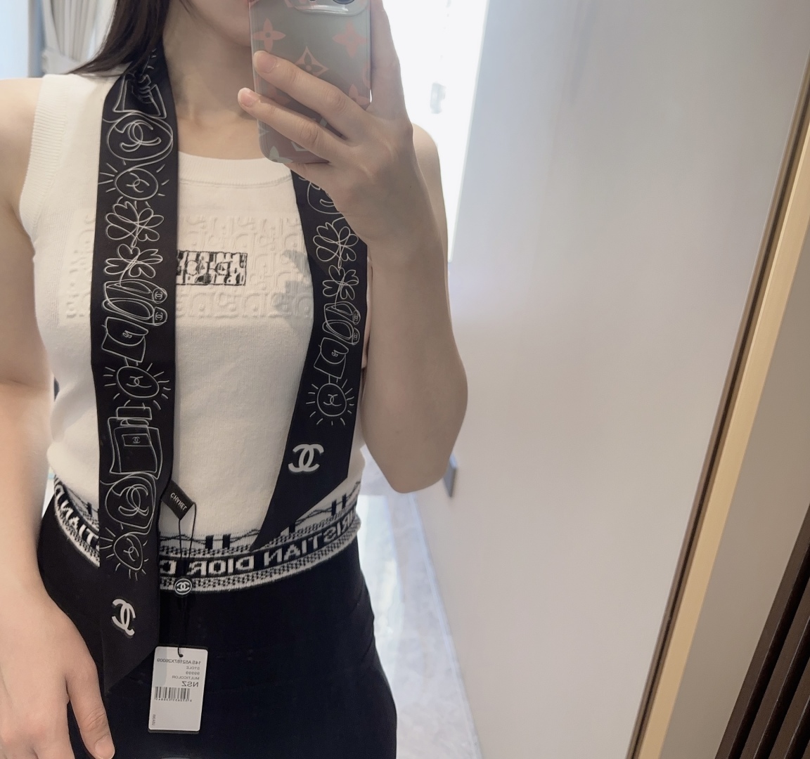  香奈儿 Twilly小丝巾来了，Chanel 名副其实的小可爱，
人手三条闭眼收，我都不拦着 N久都没