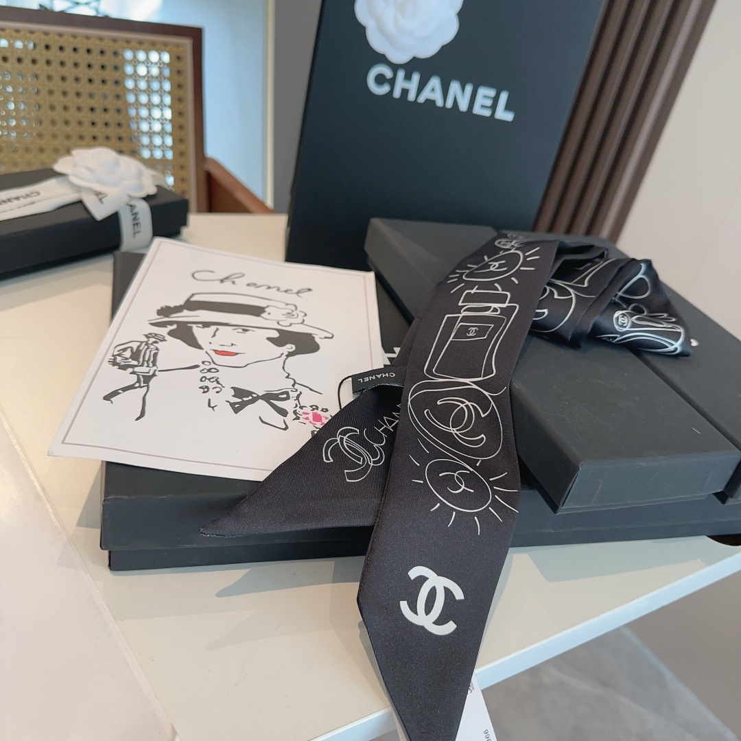  香奈儿 Twilly小丝巾来了，Chanel 名副其实的小可爱，
人手三条闭眼收，我都不拦着 N久都没