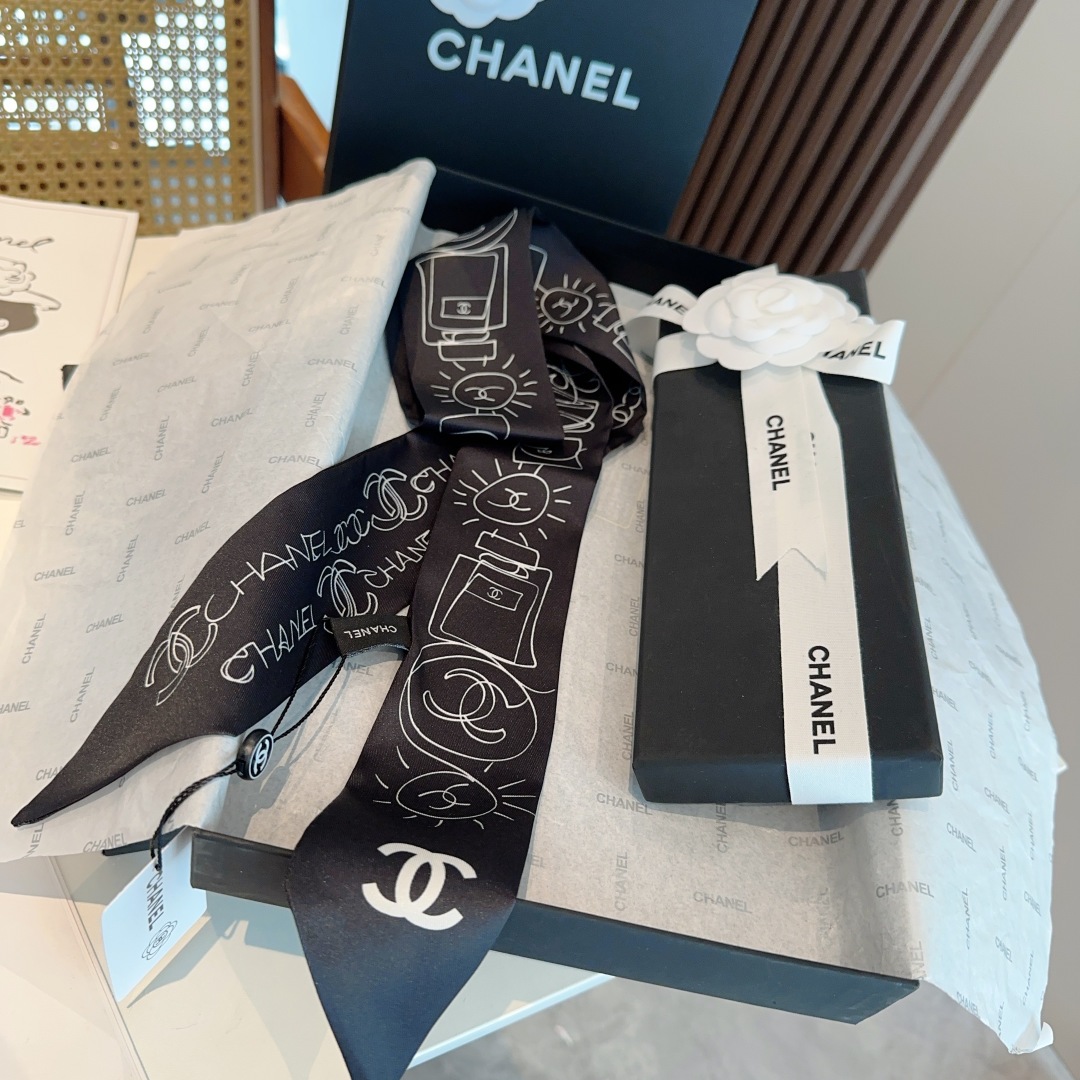  香奈儿 Twilly小丝巾来了，Chanel 名副其实的小可爱，
人手三条闭眼收，我都不拦着 N久都没