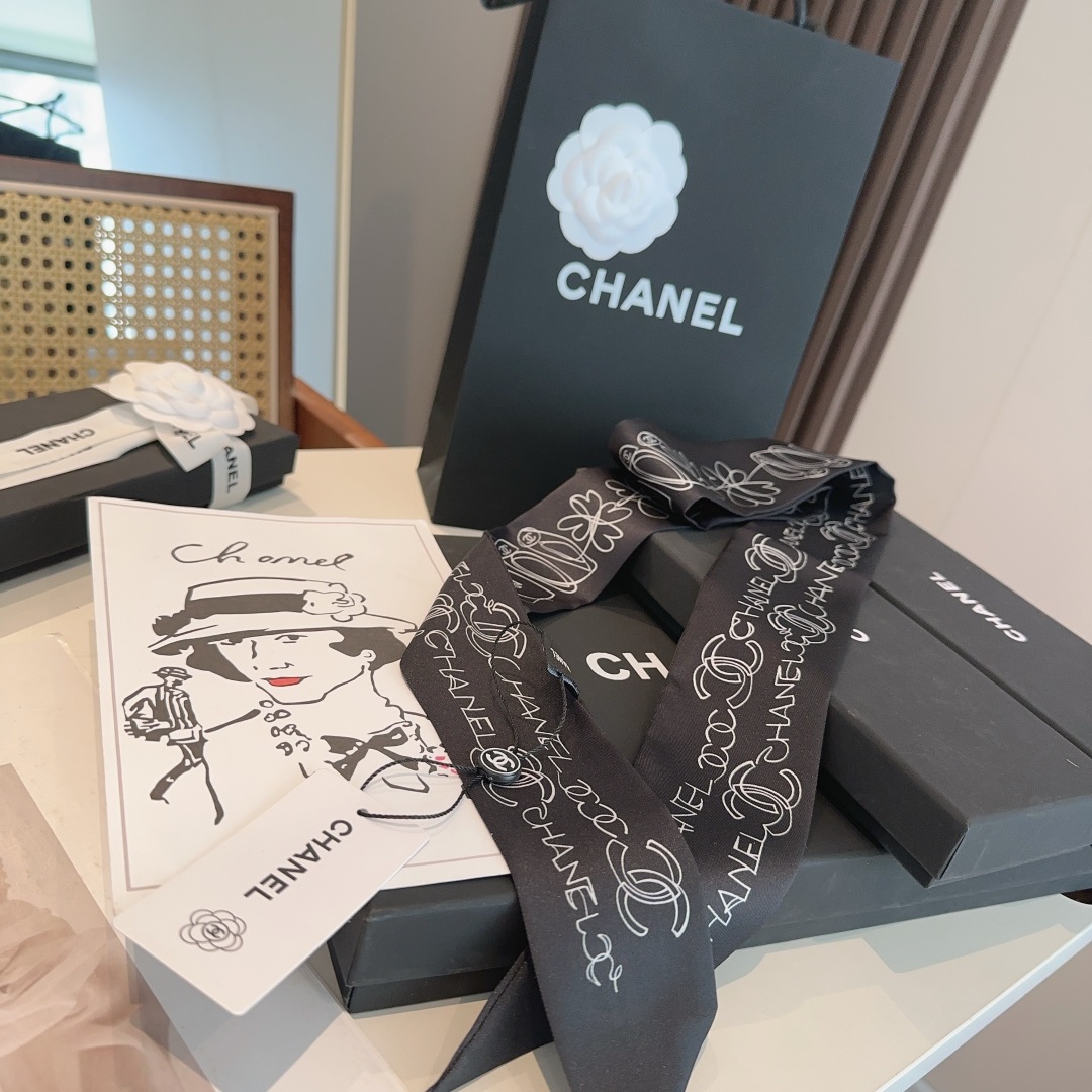  香奈儿 Twilly小丝巾来了，Chanel 名副其实的小可爱，
人手三条闭眼收，我都不拦着 N久都没