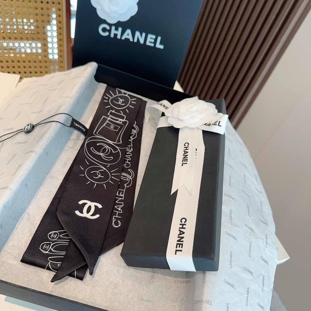  香奈儿 Twilly小丝巾来了，Chanel 名副其实的小可爱，
人手三条闭眼收，我都不拦着 N久都没