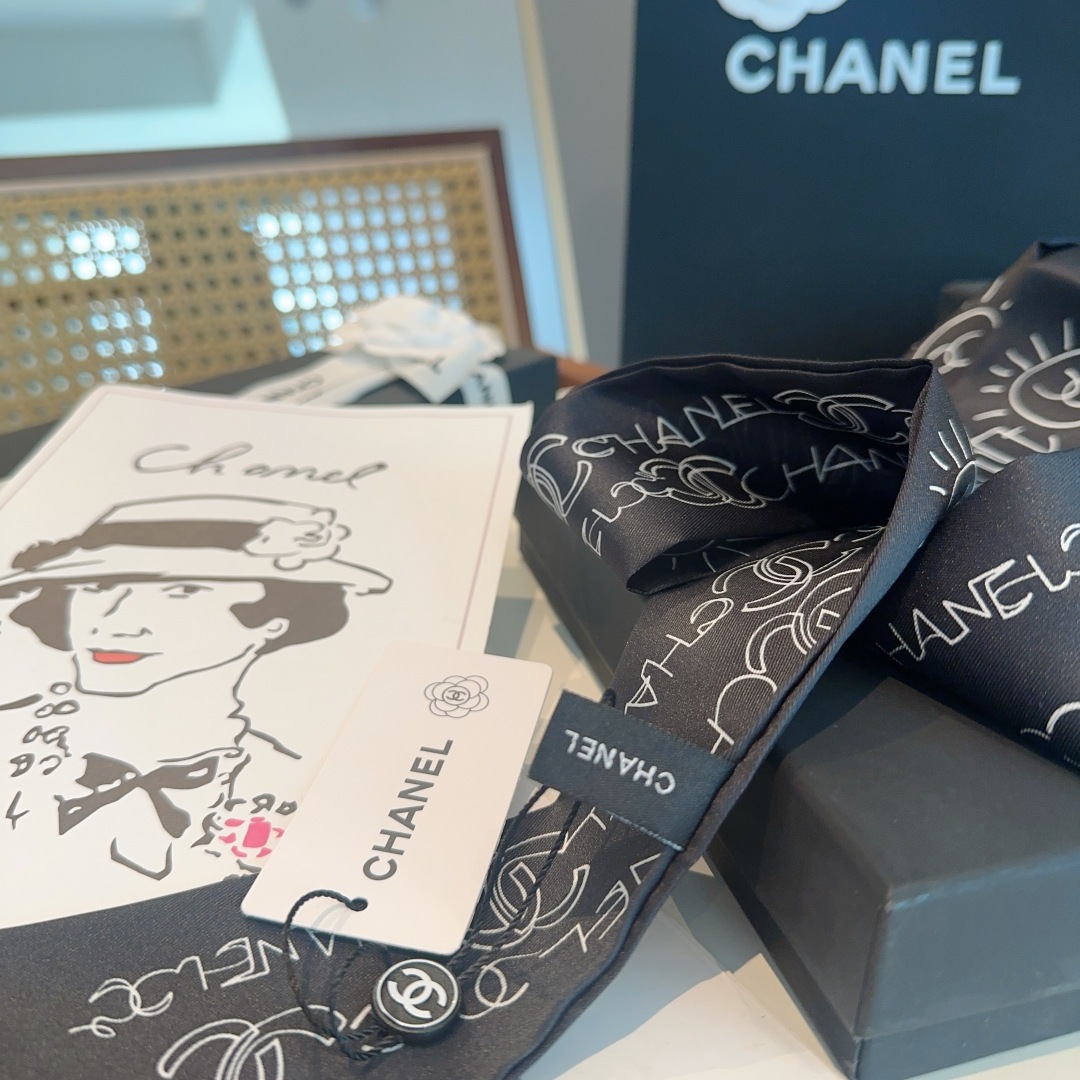  香奈儿 Twilly小丝巾来了，Chanel 名副其实的小可爱，
人手三条闭眼收，我都不拦着 N久都没