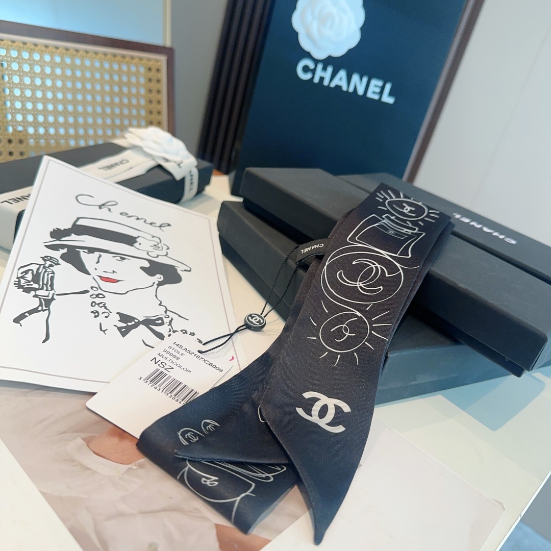  香奈儿 Twilly小丝巾来了，Chanel 名副其实的小可爱，
人手三条闭眼收，我都不拦着 N久都没