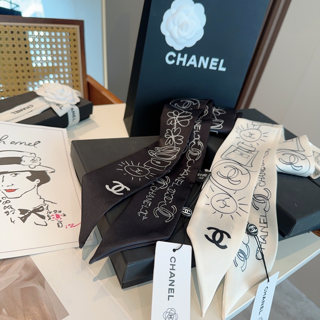  香奈儿 Twilly小丝巾来了，Chanel 名副其实的小可爱，
人手三条闭眼收，我都不拦着 N久都没