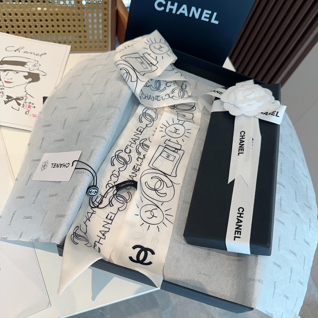  香奈儿 Twilly小丝巾来了，Chanel 名副其实的小可爱，
人手三条闭眼收，我都不拦着 N久都没