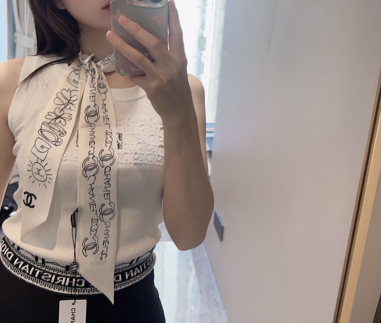  香奈儿 Twilly小丝巾来了，Chanel 名副其实的小可爱，
人手三条闭眼收，我都不拦着 N久都没