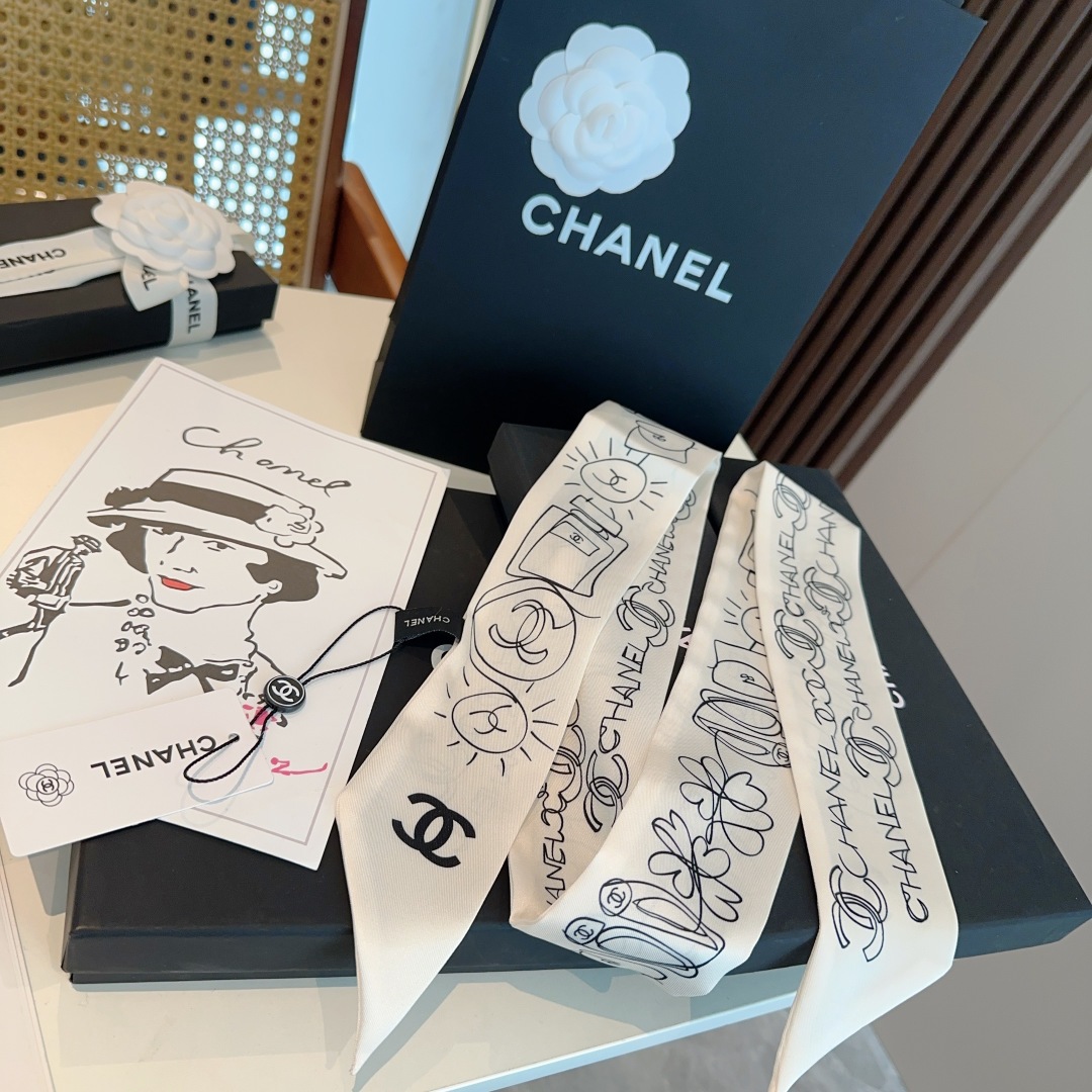  香奈儿 Twilly小丝巾来了，Chanel 名副其实的小可爱，
人手三条闭眼收，我都不拦着 N久都没