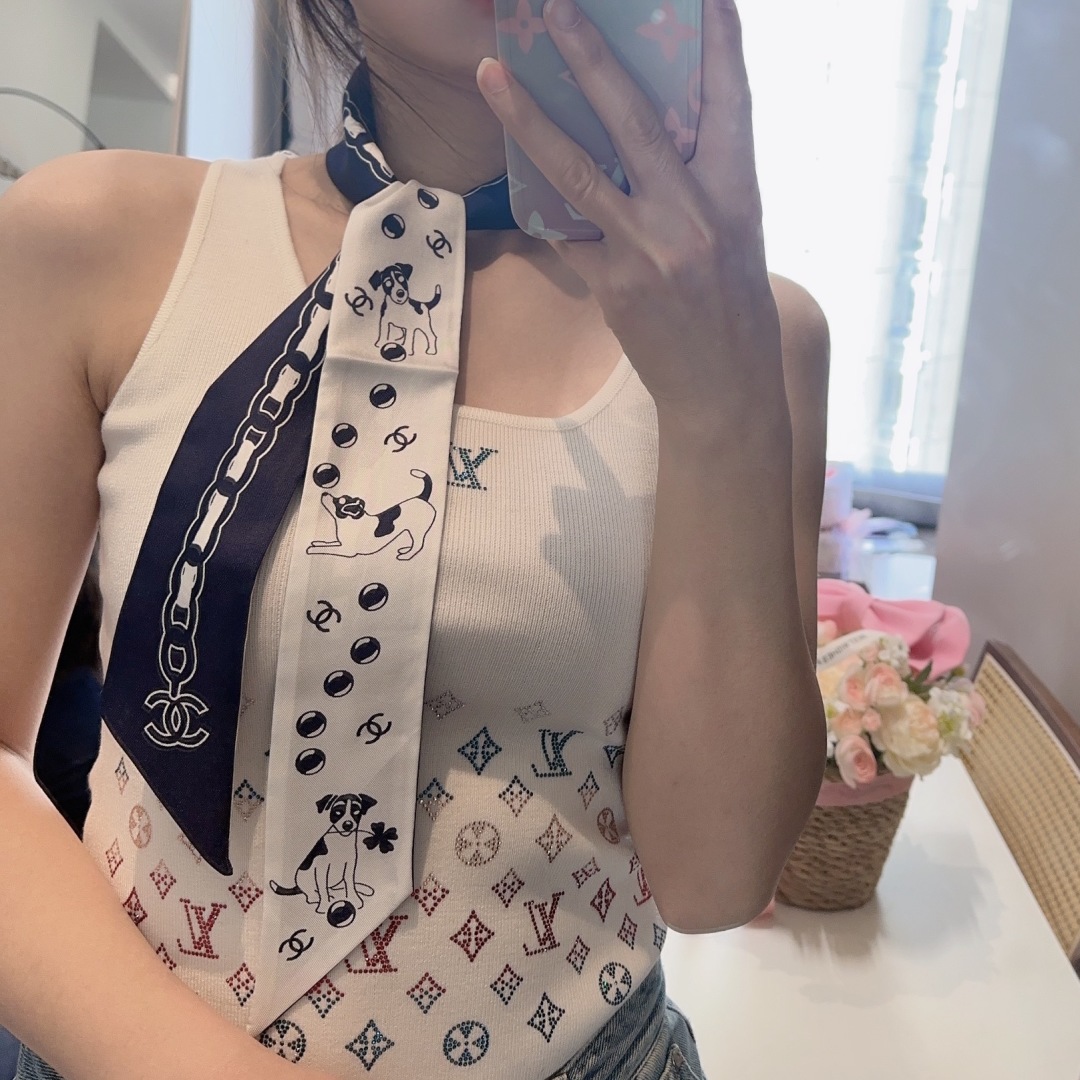  Chanel23P小狗丝带，专柜同款，可当小围巾，绑头发，绑手袋，绑在手腕装饰！多功能随便你搭配！双面