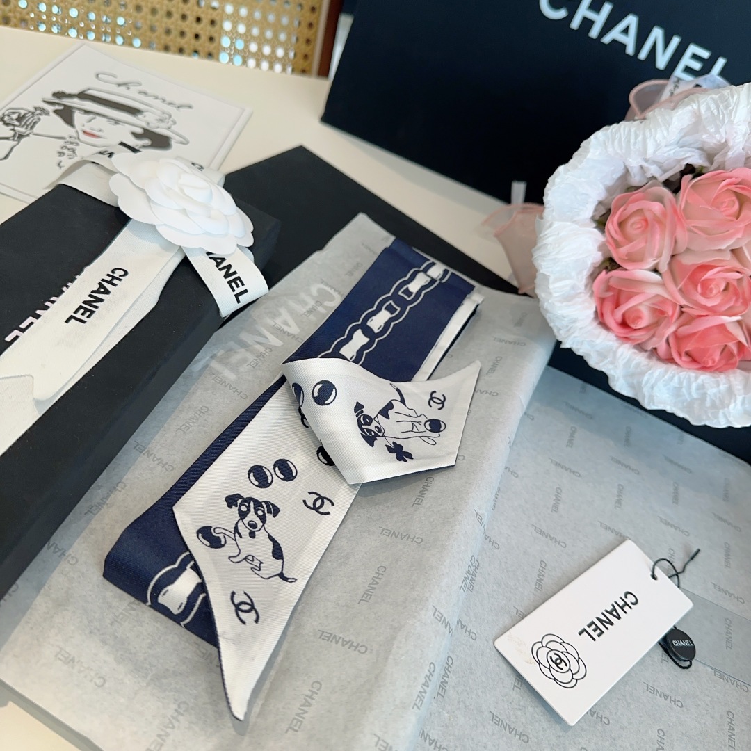 Chanel23P小狗丝带，专柜同款，可当小围巾，绑头发，绑手袋，绑在手腕装饰！多功能随便你搭配！双面