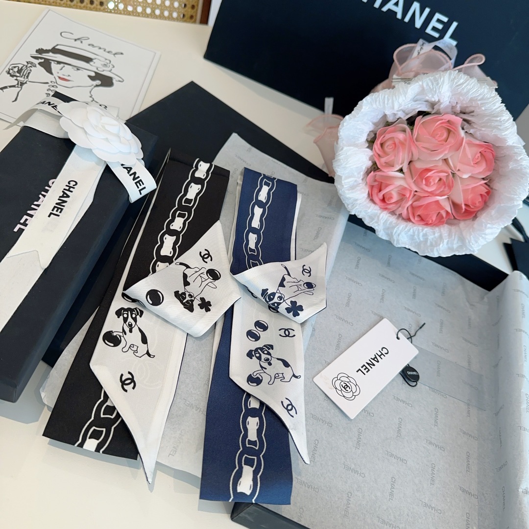  Chanel23P小狗丝带，专柜同款，可当小围巾，绑头发，绑手袋，绑在手腕装饰！多功能随便你搭配！双面