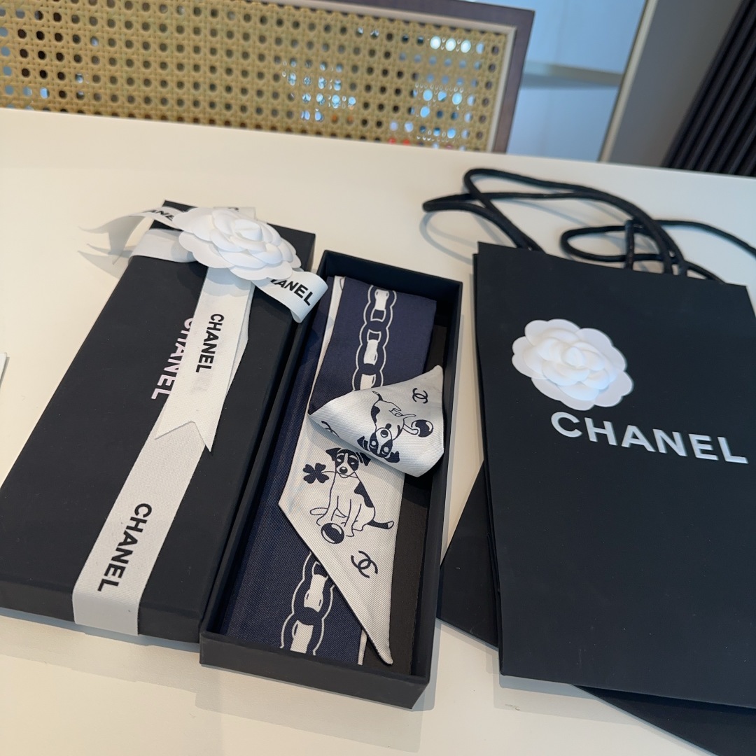  Chanel23P小狗丝带，专柜同款，可当小围巾，绑头发，绑手袋，绑在手腕装饰！多功能随便你搭配！双面
