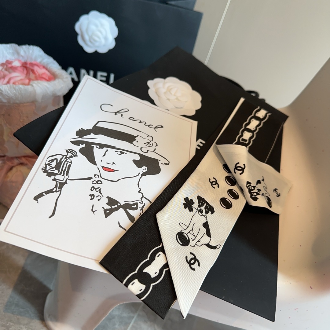  Chanel23P小狗丝带，专柜同款，可当小围巾，绑头发，绑手袋，绑在手腕装饰！多功能随便你搭配！双面