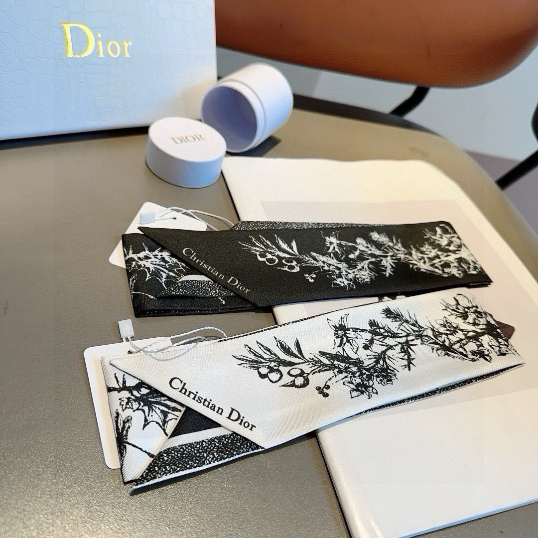  迪奥Dior最新双层束发带。真心的越看越好看‼️而且多way用法，随便怎么搭配都好有腔调.超级柔软💟6