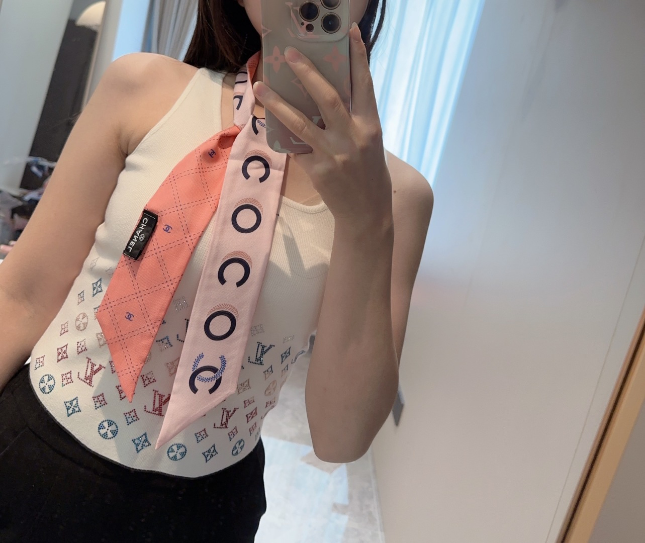 NO:379067,The latest counter is the same!  Chanel hairband/streamer style!  It can be used as a small scarf, tied hair, tied with handbags, tied to wrist decoration!  Multifunctional matching is available for you!  Double-sided twill silk!  Specification 5*2 color scarf, streamer, streamer, hair tie, chanel, real silk19860909最新专柜同款！香奈儿束发带/飘带款！可当小围巾,绑头发,绑手袋,绑在手腕装饰！多功能随便你搭配！双面斜纹真丝！规格5*二色丝巾,飘带,飘带，发束,chanel,real silk,accessory