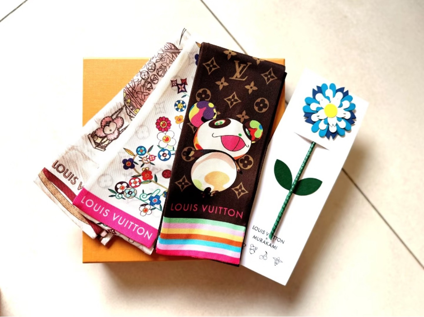 NO:379082,The latest counter models are exclusive in stock. Quality assurance. LV multi-functional small ribbon. It can be used as a hairband, wristband, belt, belt, etc.... It is especially practical. There is no twilly small ribbon nowadays. I feel embarrassed to take a bag and go out. [Laughing] I have so many small ribbons that I have so popular recently. Just look at the street photography and you will know that there is always one of the many styles in our house that suits you!  Silk twill scarf, streamer, streamer, hair tie, louis vuitton, real silk19860909最新专柜款独家现货 品质保证 LV多功能小丝带 可以当束发带、腕带、腰带、包带等…特别实用 这年头没有一条twilly小丝带都不好意思拿包出门[偷笑]最近小丝带多热门看看街拍就知道 我们家这么多款式总有一款适合你！真丝斜纹丝巾,飘带,飘带，发束,louis vuitton,real silk,accessory