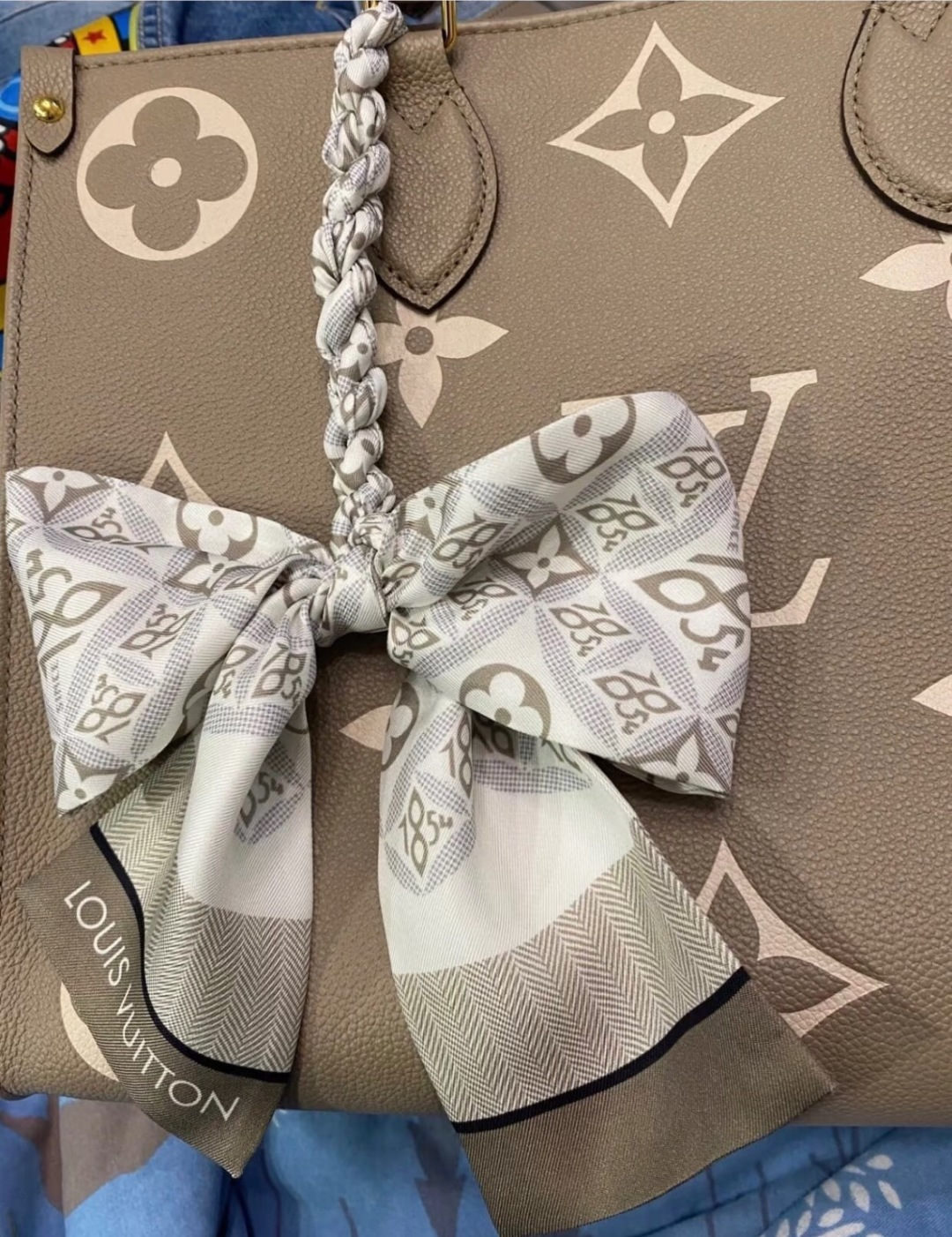 NO:379043,50 LV1854 Double-layer hairband ~ straps, bow tie, streamer, various multi-purpose domestic official websites are also available for sale price + awesome and many ways to use it, and it has a tone of whatever you match it. Super soft 8* top imported double-layer silk small streamer scarf, streamers, streamers, hair tie, louis vuitton, real silk1986090950 LV1854 双层束发带~绑带.领结.飘带各种多用途国内官网也上架了售价＋牛逼而且多way用法,随便怎么搭配都好有腔调.超级柔软8*顶级进口双层真丝小飘带丝巾,飘带,飘带，发束,louis vuitton,real silk,accessory