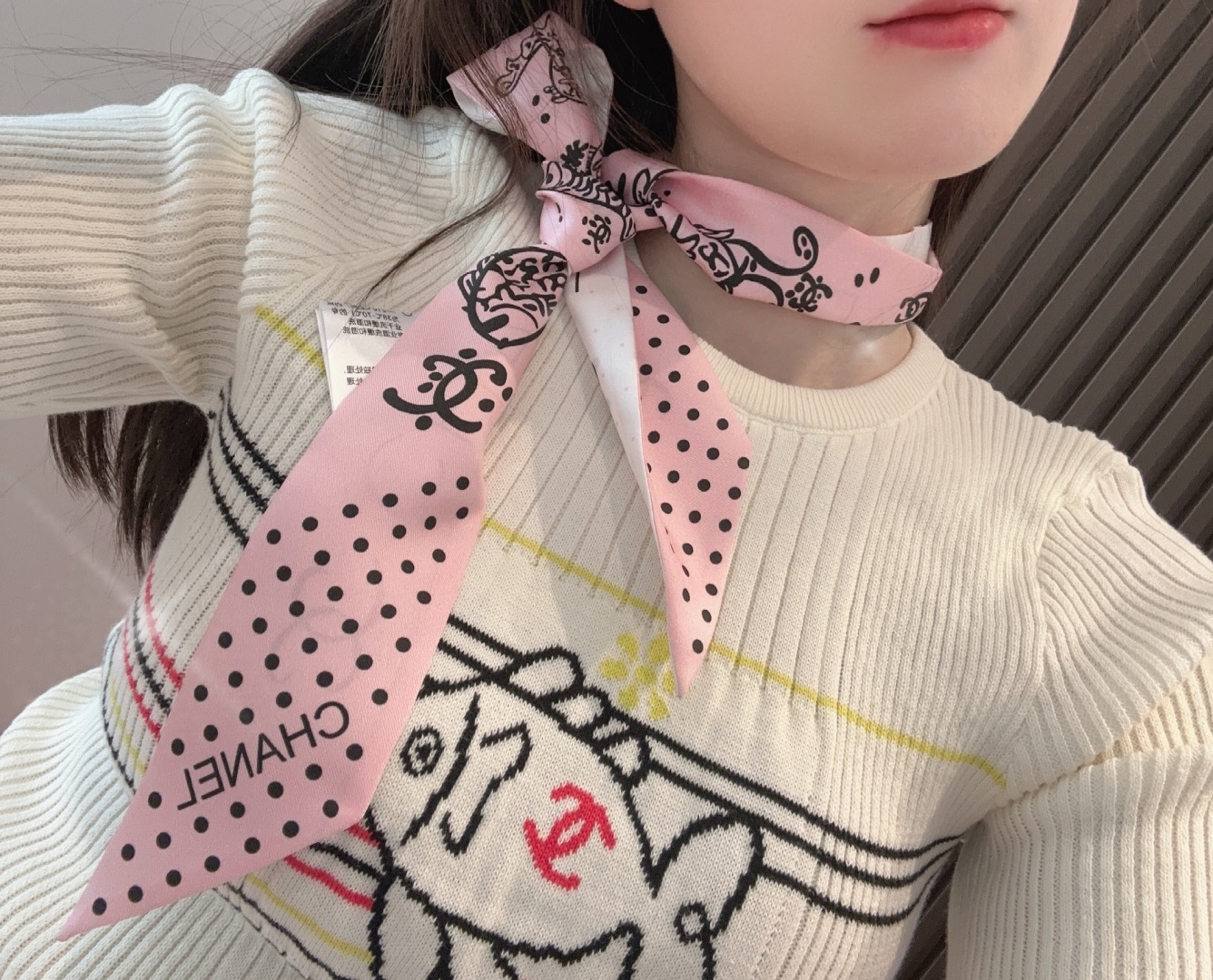 NO:379047,Chanel Twilly little silk scarf is here. It is a real cute little, everyone has three hands to see it, I don’t stop me. N hasn’t seen such a beautiful twilly for a long time. It’s really fragrant. It’s a must-have artifact for concave shapes. The number is not a lot. It won’t always be useful. It’s very high, tied hair, tied bags, etc.... Unique, it’s better to be missing. Material: Twill silk Size/6cm silk scarf, streamers, streamers, hair tie, chanel, real silk19860909香奈儿Twilly小丝巾来了 名副其实的小可爱, 人手三条闭眼收,我都不拦着 N久都没有见过这么好看的twilly 真的是真香本香了,凹造型必备神器 数量不是很多.也不会一直有 实用率贼高,绑头发,绑包包,等等等等… 独一无二,宁缺毋 材质:斜纹真丝 尺寸/6cm丝巾,飘带,飘带，发束,chanel,real silk,accessory