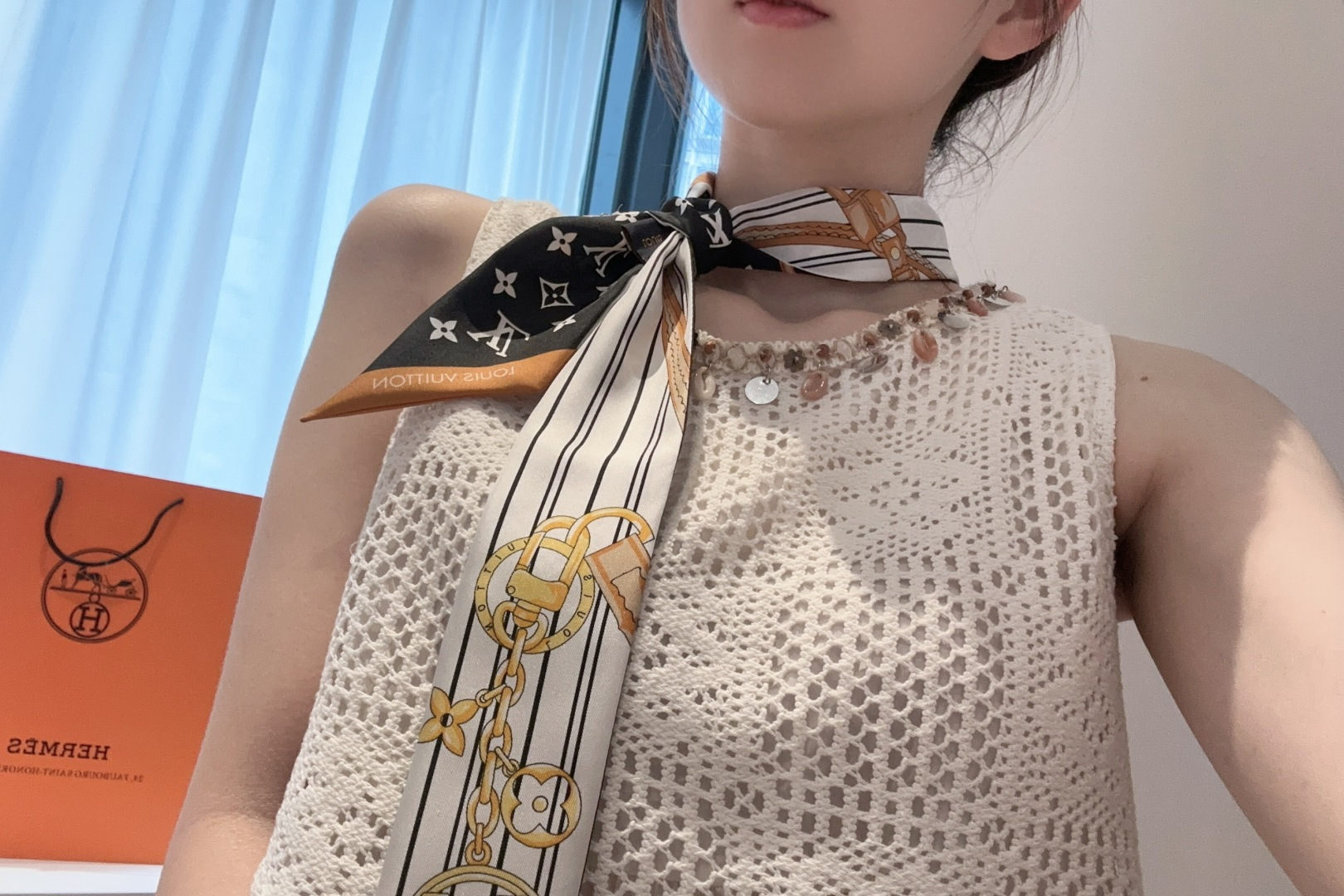 NO:379064,Donkey silk 18 Mmilli heavy twill material, long scarf twilly hairband x5cm MyNeverfullBB mulberry silk hairband echoes the striped canvas lining of the Neverfull handbag with eye-catching patterns, sending an artistic ode to the inheritance of the brand box. Articles deVoyage stickers show classic brushstrokes, LVCircle logo and Monogram flowers lay the brand foundation. Scarves, streamers, streamers, hair bundles, louis vuitton, louis vuitton, louis vuitton, louis vuitton, real silk19860909驴家真丝 18姆米重磅斜纹材质, 长条丝巾twilly束发带 x5cm MyNeverfullBB桑蚕丝束发带以瞩目图案呼应Neverfull手袋的条纹帆布内衬,向品牌制箱传承致以一曲艺术颂歌.ArticlesdeVoyage贴饰彰显经典笔触,LVCircle标识与Monogram花卉奠定品牌底蕴.丝巾,飘带,飘带，发束,louis vuitton,louis vuitton,louis vuitton,real silk,accessory