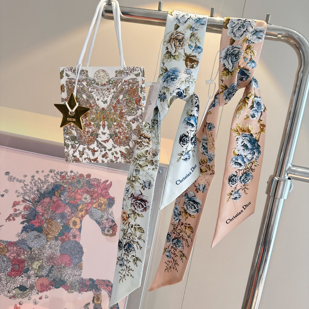 NO:379092,Dior Flower's latest double-layer hairband. The more you look, the better you look, and there are many ways to use it. It has a good tone when you match it. Super soft 6100 top imported double-layer silk small streamer scarf, streamers, streamers, hair tie, dior, dior, real silk19860909迪奥Dior花卉最新双层束发带.真心的越看越好看而且多way用法,随便怎么搭配都好有腔调.超级柔软6100顶级进口双层真丝小飘带丝巾,飘带,飘带，发束,dior,dior,real silk,accessory