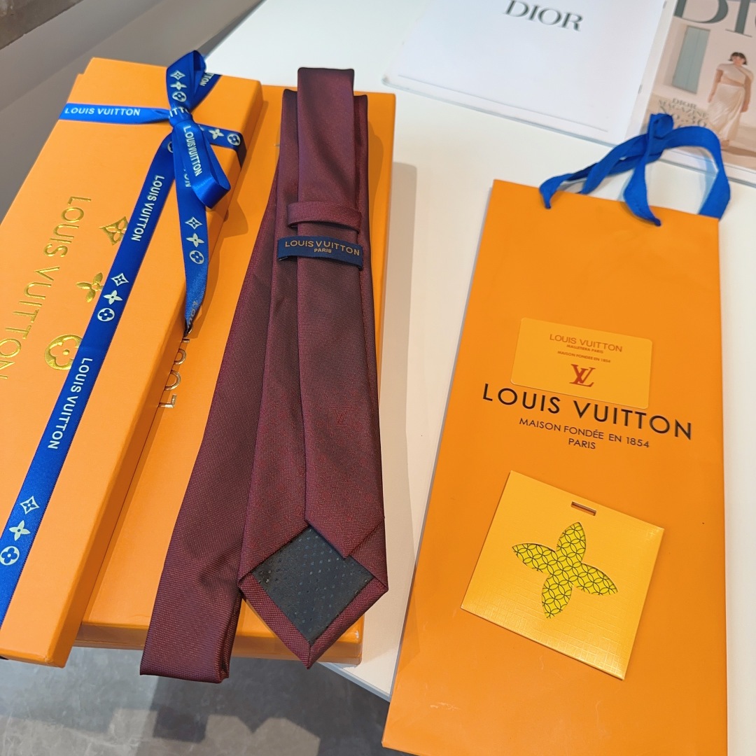 特价 LV字母渐变领带  ，路易威登经典领带👔男士必备单品超时尚！高端品质 版型面料都达到品牌标准，，难