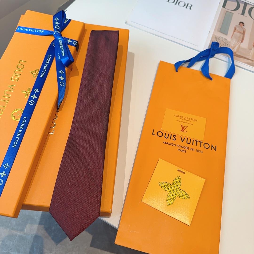 特价 LV字母渐变领带  ，路易威登经典领带👔男士必备单品超时尚！高端品质 版型面料都达到品牌标准，，难