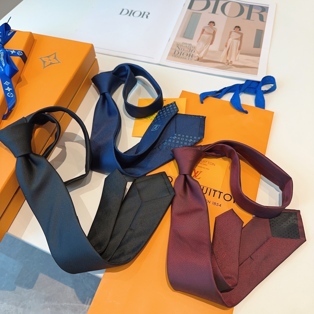 特价 LV字母渐变领带  ，路易威登经典领带👔男士必备单品超时尚！高端品质 版型面料都达到品牌标准，，难