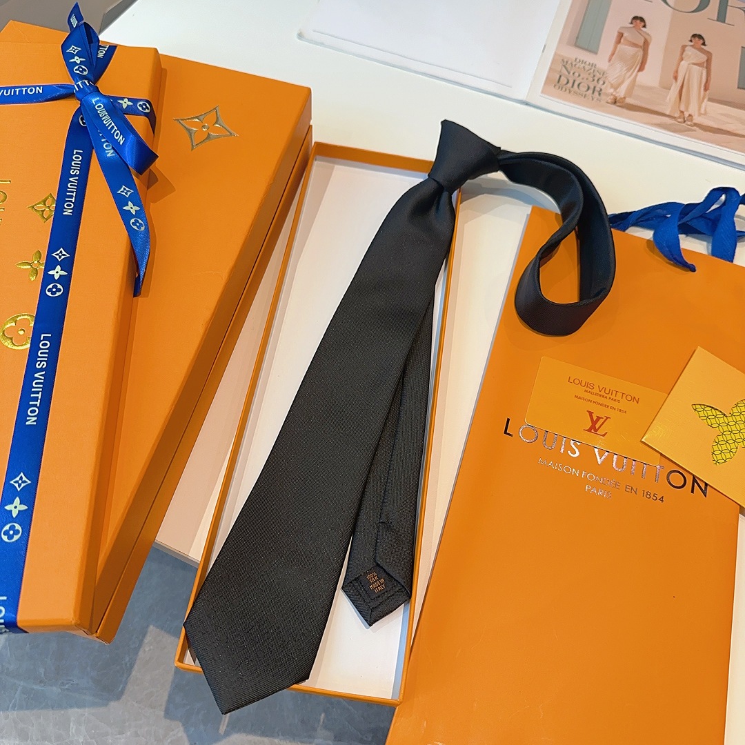 特价 LV字母渐变领带  ，路易威登经典领带👔男士必备单品超时尚！高端品质 版型面料都达到品牌标准，，难