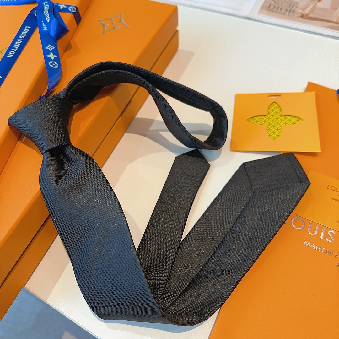 特价 LV字母渐变领带  ，路易威登经典领带👔男士必备单品超时尚！高端品质 版型面料都达到品牌标准，，难