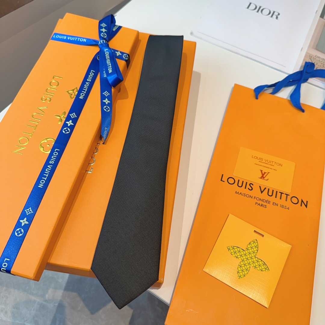 特价 LV字母渐变领带  ，路易威登经典领带👔男士必备单品超时尚！高端品质 版型面料都达到品牌标准，，难