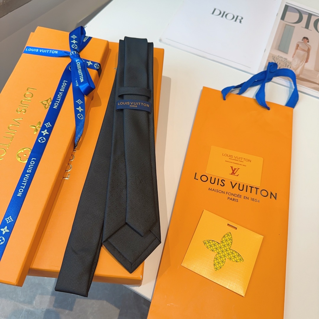 特价 LV字母渐变领带  ，路易威登经典领带👔男士必备单品超时尚！高端品质 版型面料都达到品牌标准，，难