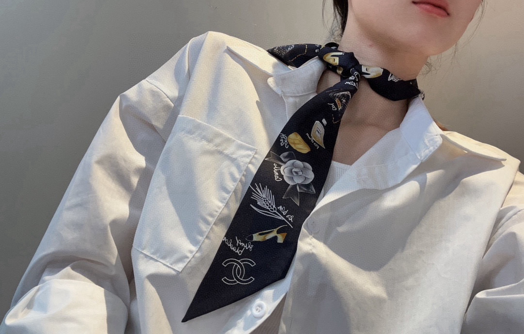 NO:379108,Chanel Twilly little silk scarf is here, Chanel is a real cute little, everyone has three hands to see, I don’t stop me. N hasn’t seen such a beautiful twilly for a long time. It’s really fragrant. There are not many essential artifacts for concave styling. It won’t always be there. It’s very practical, tied hair, tied bags, etc.... Unique, rather than lacking material: twill silk size/6cm scarf, streamers, streamers, hair tie, chanel, chanel, real silk19860909香奈儿 Twilly小丝巾来了,Chanel 名副其实的小可爱, 人手三条闭眼收,我都不拦着 N久都没有见过这么好看的twilly 真的是真香本香了,凹造型必备神器数量不是很多.也不会一直有 实用率贼高,绑头发,绑包包,等等等等...独一无二,宁缺毋材质:斜纹真丝尺寸/6cm丝巾,飘带,飘带，发束,chanel,chanel,real silk,accessory