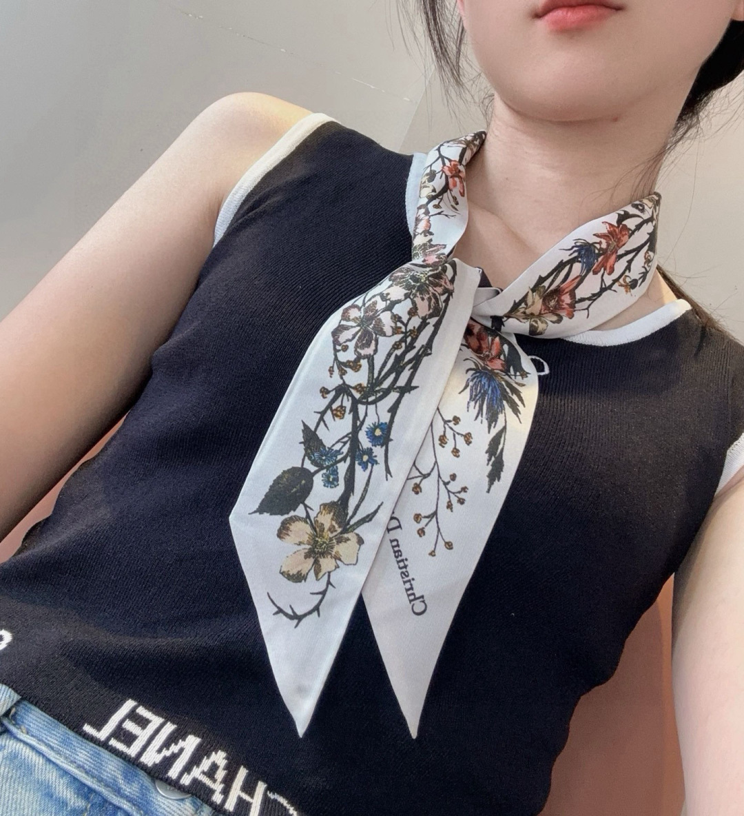 NO:379113,Dior Flower's latest double-layer hairband. The more you look, the better you look, and there are many ways to use it. It has a good tone when you match it. Super soft 6100 top imported double-layer silk small streamer scarf, streamers, streamers, hair tie, dior, dior, real silk19860909迪奥Dior花卉最新双层束发带.真心的越看越好看而且多way用法,随便怎么搭配都好有腔调.超级柔软6100顶级进口双层真丝小飘带丝巾,飘带,飘带，发束,dior,dior,real silk,accessory