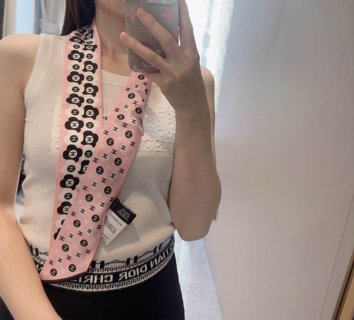 NO:379138,Super beautiful Xiaoxiang's latest double-sided Twilly has a big brand aura!  Twill silk has a super strong luster. It can be seen from the picture that the quality is extraordinary and the gift is very suitable for your own use. It can be wrapped around the neck, wrist and waist, and can also be matched on your beloved bag to make your bag look brand new. Size 6cm scarf, streamers, streamers, hair tie, real silk19860909超美 小香最新双面Twilly超有大牌气场！斜纹真丝光泽感超级强 从图中就可以看出来品质非凡送礼自用都超合适的一款既可绕于颈间,亦可缠于腕部、腰部,同样也可以搭配在心爱的包包上,让你的包包焕然, 尺寸6cm丝巾,飘带,飘带，发束,real silk,accessory