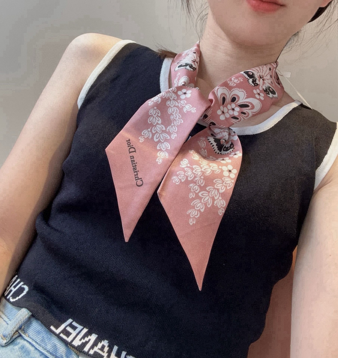 NO:379114,Dior's latest double-layer hairband. The more you look, the better you look, and there are many ways to use it. It has a good tone when you match it. Super soft 6100 top imported double-layer silk small streamer scarf, streamers, streamers, hairbands, dior, dior, real silk19860909迪奥Dior最新双层束发带.真心的越看越好看而且多way用法,随便怎么搭配都好有腔调.超级柔软6100顶级进口双层真丝小飘带丝巾,飘带,飘带，发束,dior,dior,real silk,accessory