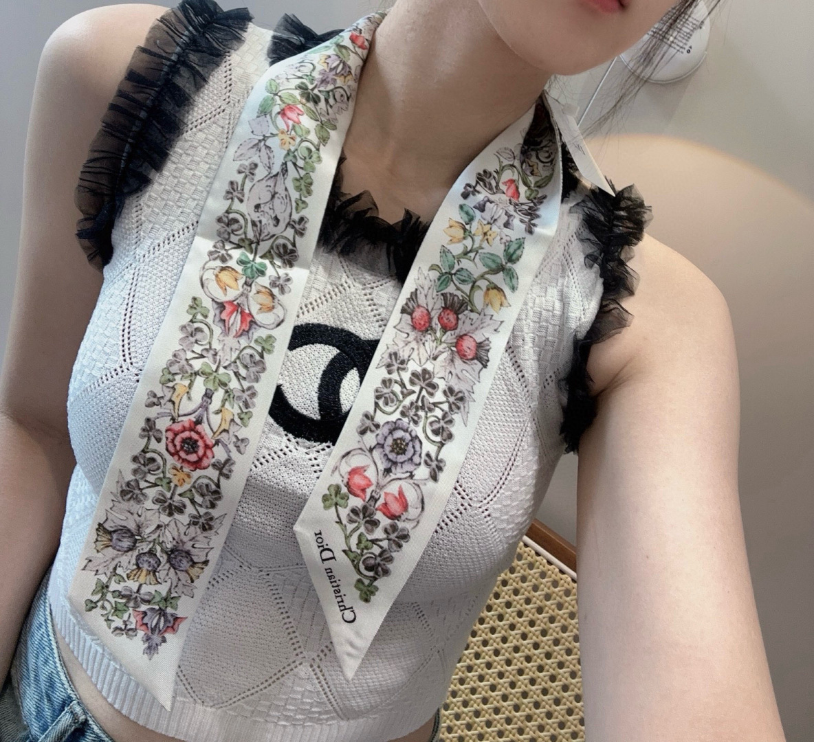 NO:379124,Dior Flower's latest double-layer hairband. The more you look, the better you look, and there are many ways to use it. It has a good tone when you match it. Super soft 6100 top imported double-layer silk small streamer scarf, streamers, streamers, hair tie, dior, dior, real silk19860909迪奥Dior花卉最新双层束发带.真心的越看越好看而且多way用法,随便怎么搭配都好有腔调.超级柔软6100顶级进口双层真丝小飘带丝巾,飘带,飘带，发束,dior,dior,real silk,accessory