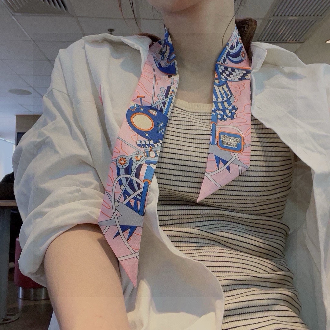 NO:379129,H Forest Whisper Heavy Silk Twill, Hermes Hairband Double-sided Double-style!  The top twill silk is made of super fine prints. It is definitely the first choice for gift gifts. It can be wrapped around the neck, wrist and waist. It can also be matched on your beloved bag to make your bag look brand new [Specification 5X86cm, twill silk double-layer double-sided] Scarf, streamers, streamers, hair tie, hermes, real silk19860909H森林低语 重磅真丝斜纹绸,爱马仕束发带 双面双款！顶级斜纹真丝打造 超精细的印花非常清晰 绝对是送礼自用的首选丝带既可绕于颈间,亦可缠于腕部、腰部,同样也可以搭配在心爱的包包上,让你的包包焕然一新【规格5X86cm,斜纹真丝双层双面】丝巾,飘带,飘带，发束,hermes,real silk,accessory