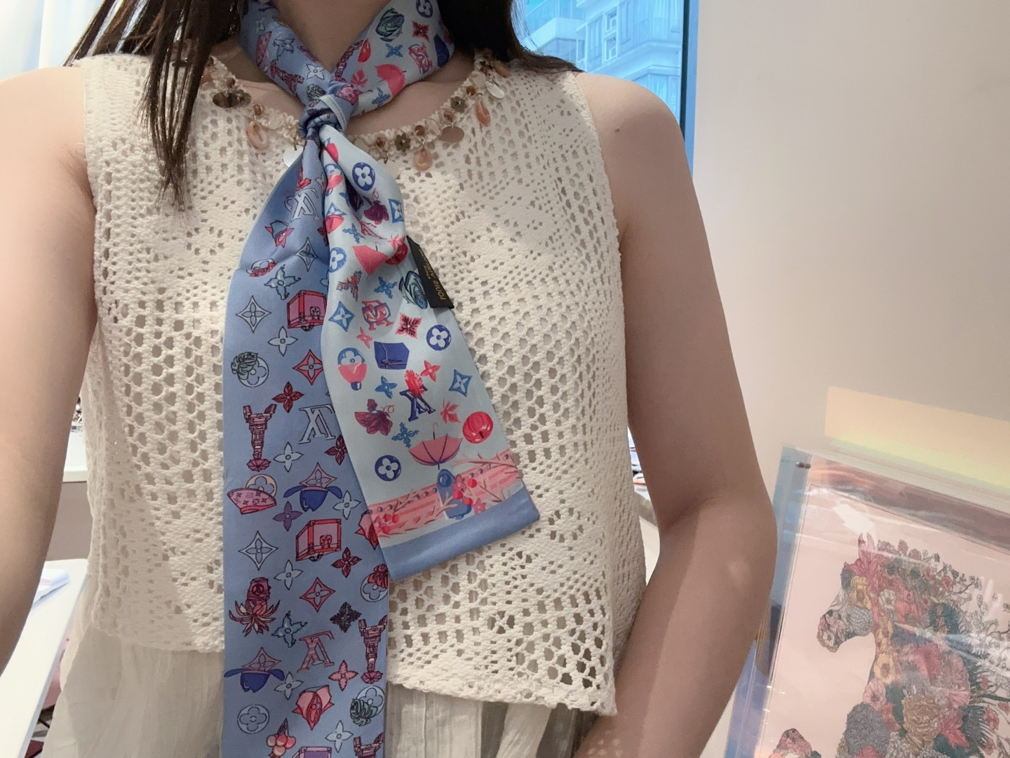 NO:379106,lv hairband is available for new!  Made of tie-dyeing technology that learns from Japanese twisting techniques, it is equipped with classic English words in the brand name, full of youthful atmosphere. The full picture is printed with Monogram patterns, adding elegant style to this hippie-style design. French imported silk fabrics have a very special touch. Super multi-purpose scarves, headbands, bag accessories, belts... etc., etc., super easy to control. Summer clothes, winter bags, silk shine and super strong and exquisite. This is really something you must buy [8Xcm, silk double-layer double-sided] scarf, streamers, streamers, hair tie, louis vuitton, real silk19860909lv束发带上新！由取鉴日本绞染技艺的扎染工艺打造而成,配有经典的品牌名称英文字样,洋溢着青春气息.全幅印有 Monogram 图案,为这款嬉皮士风格的设计品增添雅致格调.法国进口真丝面料非常特别的触感 超多用途领巾、发带、包包配饰、腰带.....等等等等,超好驾驭 夏季配衣服 冬季配包包 真丝光泽感超级强 精美无比 ,这款真的是一定要入手的【8Xcm,真丝双层双面】丝巾,飘带,飘带，发束,louis vuitton,real silk,accessory