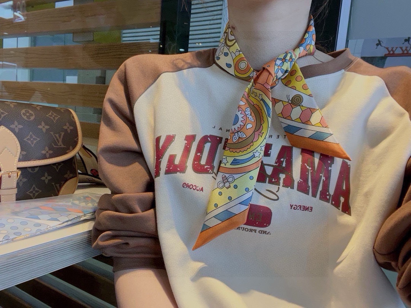 NO:379116,Popular Hermes Twill Silk (Mulberry Silk). This H essential accessories can be worn in many ways and matched with any clothing. Whether tied around the neck, or worn as a belt, hairband and headscarf, it is pleasing to the eye. Scarf, streamer, streamer, hairband, hermes, real silk19860909爆款爱马仕斜纹真丝（桑蚕丝）.这款H必备配饰可以多种方式佩戴,与任何服饰皆搭配得宜.无论系绕颈间,或作为腰带、束发带及头巾佩戴,皆赏心悦目.丝巾,飘带,飘带，发束,hermes,real silk,accessory