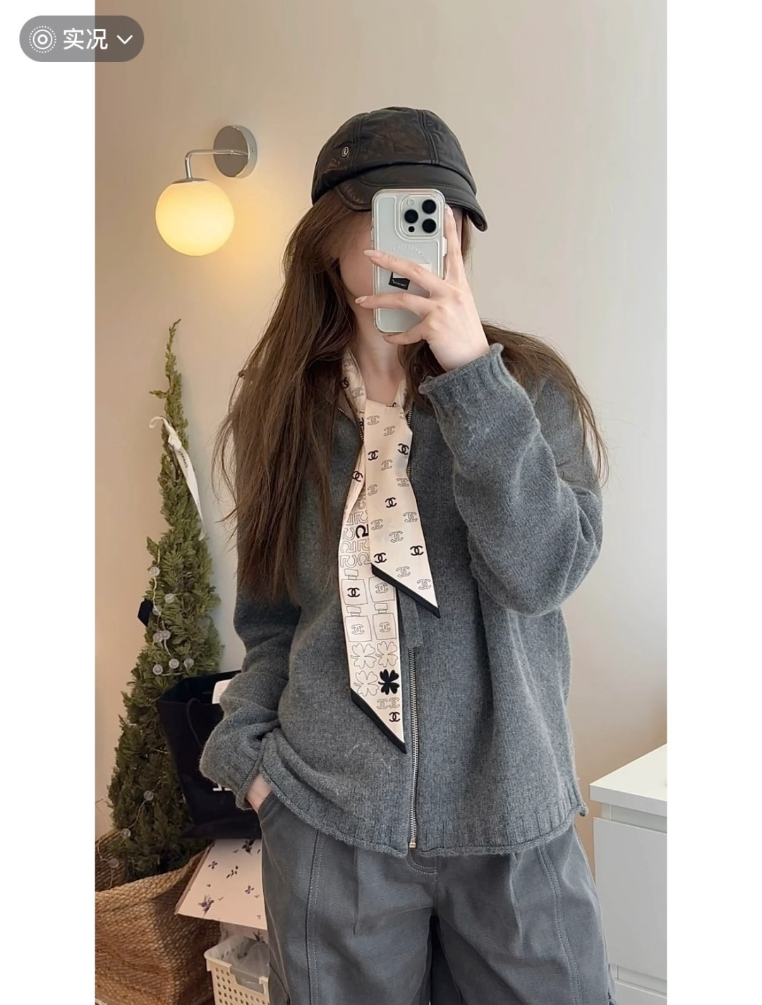 NO:379121,Chanel Twilly little silk scarf is here, Chanel Starlight letters, a veritable little cute, everyone has three hands to see, I don’t stop them. N hasn’t seen such a beautiful twilly for a long time. It’s really fragrant, it’s a must-have artifact for concave shapes. The number is not a lot. It won’t always be useful, tied hair, tied bags, etc.... Unique, it’s better not to be missing. Material: Twill silk Size/6cm silk scarf, streamers, streamers, hair tie, chanel, chanel, real silk19860909香奈儿Twilly小丝巾来了,Chanel 星光字母,名副其实的小可爱, 人手三条闭眼收,我都不拦着 N久都没有见过这么好看的twilly 真的是真香本香了,凹造型必备神器 数量不是很多.也不会一直有 实用率贼高,绑头发,绑包包,等等等等… 独一无二,宁缺毋 材质:斜纹真丝 尺寸/6cm丝巾,飘带,飘带，发束,chanel,chanel,real silk,accessory